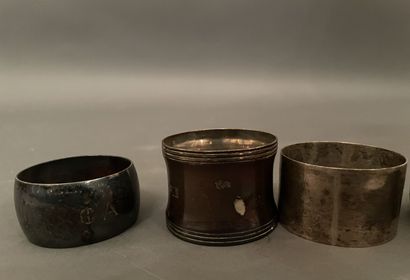 Cinq ronds de serviettes en argent de modèles...