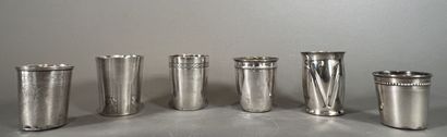 Lot de six timbales en argent ciselé à décor...