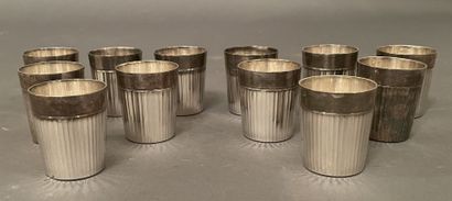 Douze verres à liqueur en argent à décor...