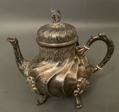 Théière en métal argenté à riche décor rocaille,...
