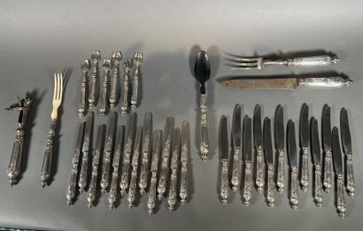 Six fourchettes à huitres en argent ciselé...