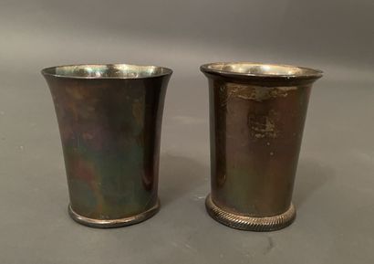 Deux timbales droites à col évasé en argent.
Poids...