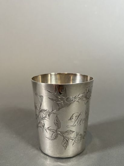 Lot de cinq timbales en argent ciselé à décor...