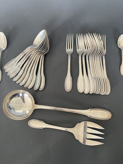 Partie de ménagère en métal argenté, la spatule...