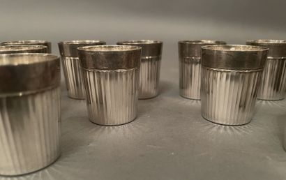 Douze verres à liqueur en argent à décor...