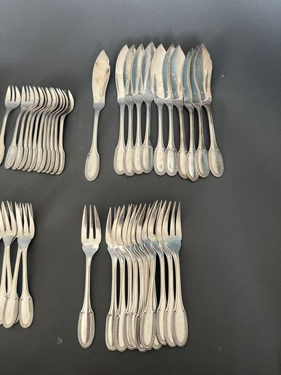 Partie de ménagère en métal argenté, la spatule...