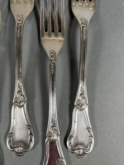 Dix couverts en argent ciselé de motif feuillagé,...