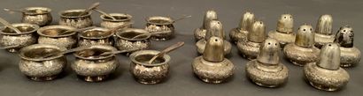Lot de salières et poivrières en argent ciselé...