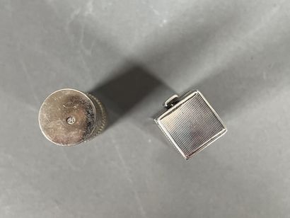 Étui a rouge à lèvre découvrant un miroir...