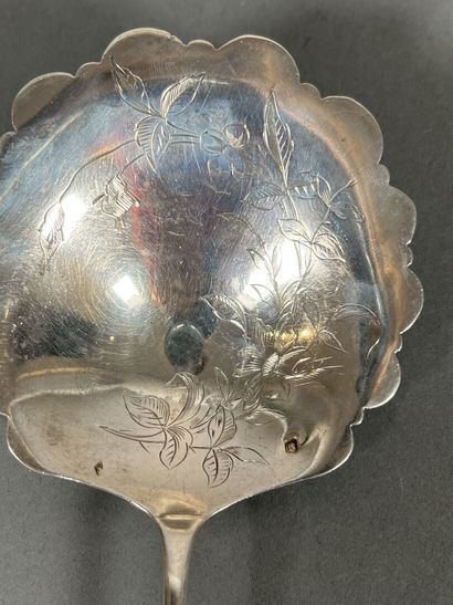 Deux pelles à fraises en argent. 
Poids 115...