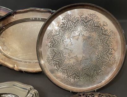 Lot de platerie et dessous de bouteille en...