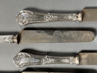 Dix couverts en argent ciselé de motif feuillagé,...