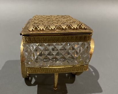 Boîte en forme de charette en cristal taillé...