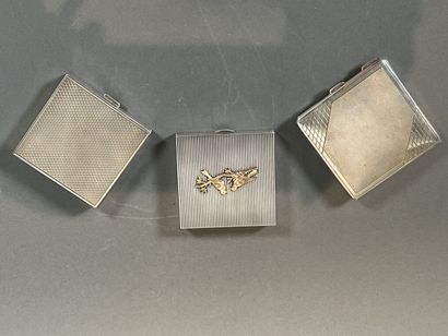 Les trois poudriers en argent. Intérieurs...