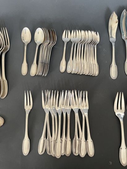 Partie de ménagère en métal argenté, la spatule...