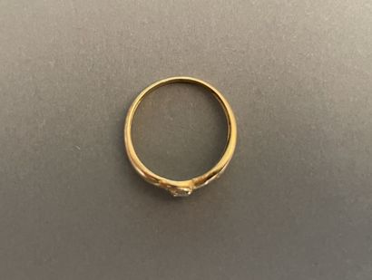 Petite bague en or jaune sertie d'un petit...