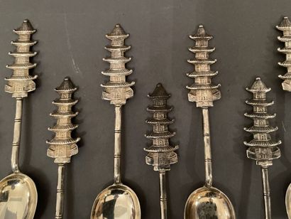 Suite de douze cuillères à moka en argent...