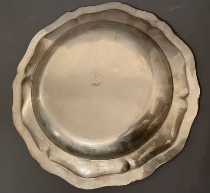 Plat en argent à agrafes feuillagées.
Orfèvre...