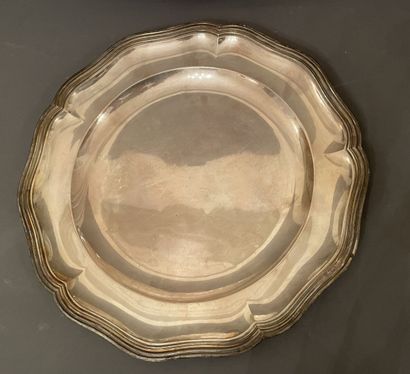 Plat rond et plat ovale en argent à bords...