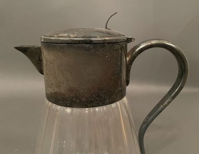 Broc à orangeade en verre et métal, avec...