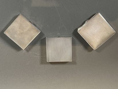 Les trois poudriers en argent. Intérieurs...