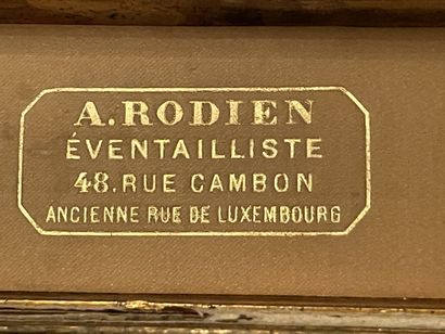 Eventail en nacre ajourée, la feuille en...