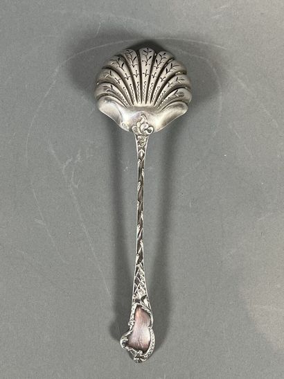 Cuillère à saupoudrer en argent ciselé de...