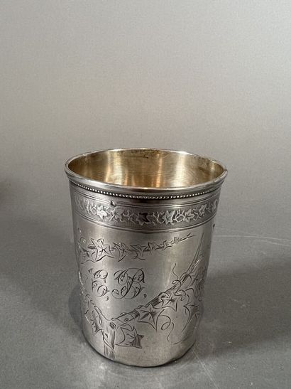Lot de cinq timbales en argent ciselé à décor...