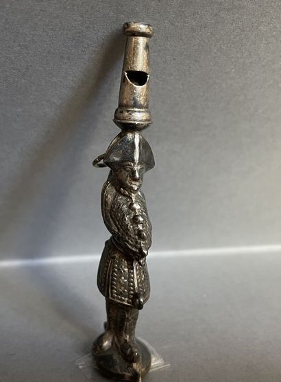 Sifflet d'enfant en métal à décor de polichinelle.
Première...