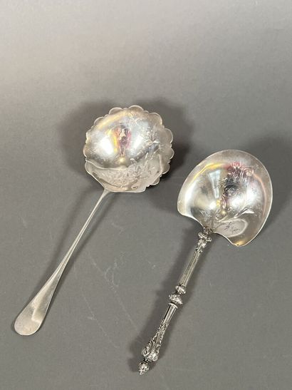 Deux pelles à fraises en argent. 
Poids 115...