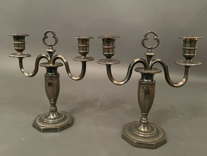 Paire de petits flambeaux en bronze argenté...