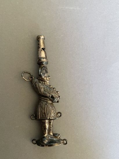 Sifflet d'enfant en métal à décor de polichinelle.
Première...