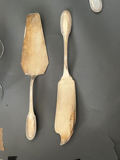Partie de ménagère en métal argenté, la spatule...