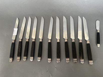 Service de couteaux, le manche en bois noirci....