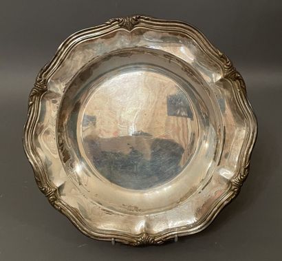 Plat en argent à agrafes feuillagées.
Orfèvre...
