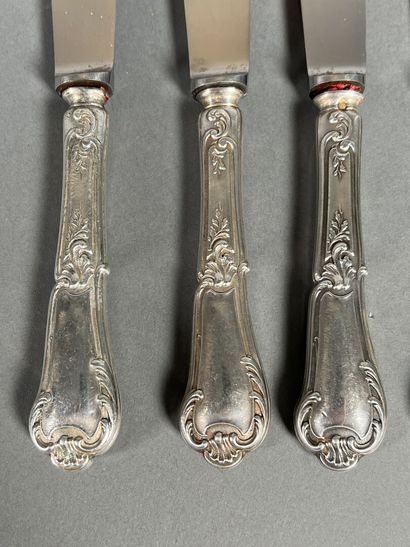 Dix couverts en argent ciselé de motif feuillagé,...