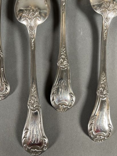 Dix couverts en argent ciselé de motif feuillagé,...