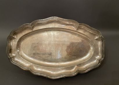 Plat rond et plat ovale en argent à bords...