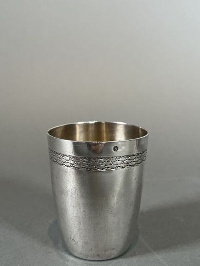 Lot de six timbales en argent ciselé à décor...