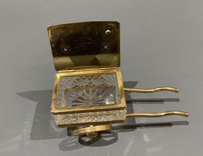 Boîte en forme de charette en cristal taillé...