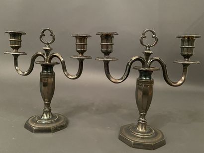 Paire de petits flambeaux en bronze argenté...