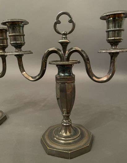 Paire de petits flambeaux en bronze argenté...
