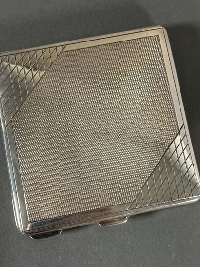 Les trois poudriers en argent. Intérieurs...