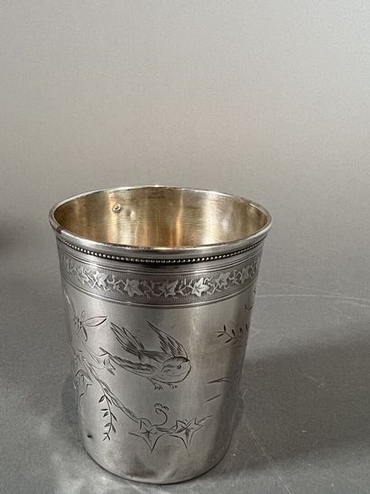 Lot de cinq timbales en argent ciselé à décor...