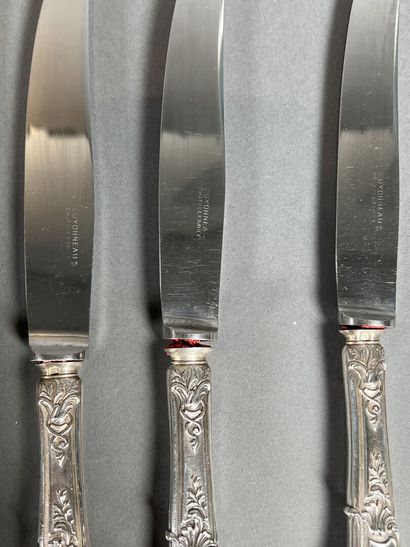 Dix couverts en argent ciselé de motif feuillagé,...