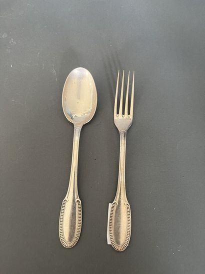 Partie de ménagère en métal argenté, la spatule...