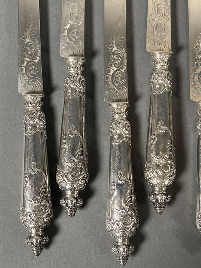 Six fourchettes à huitres en argent ciselé...