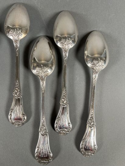 Dix couverts en argent ciselé de motif feuillagé,...