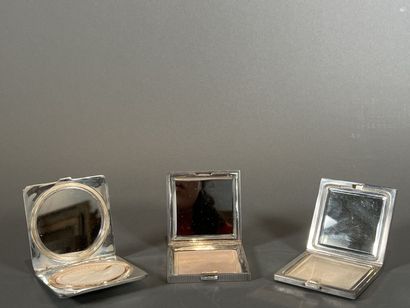 Les trois poudriers en argent. Intérieurs...