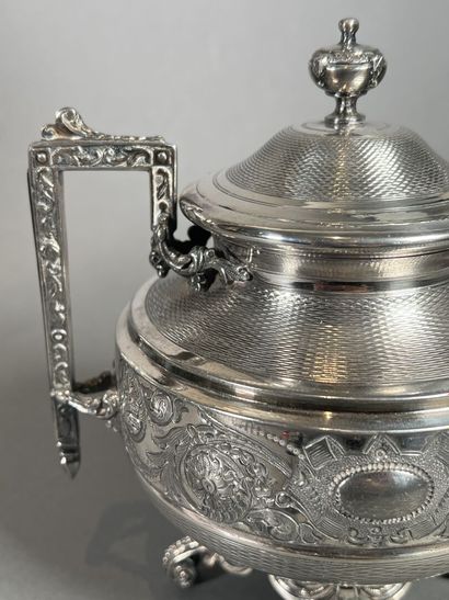 Lot de métal argenté comprenant : une cafetière,...